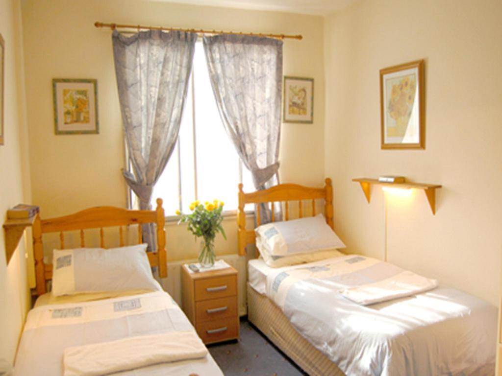Surbiton Broadway Lodge Bed And Breakfast חדר תמונה