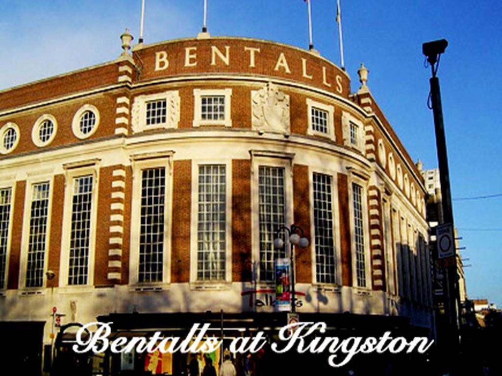 Surbiton Broadway Lodge Bed And Breakfast מראה חיצוני תמונה