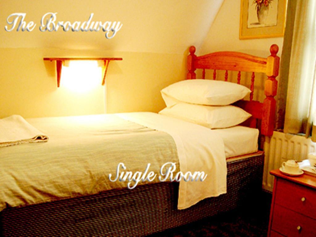 Surbiton Broadway Lodge Bed And Breakfast חדר תמונה