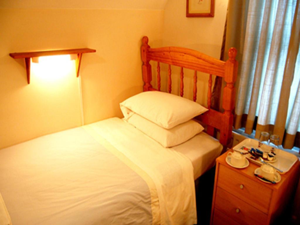 Surbiton Broadway Lodge Bed And Breakfast חדר תמונה