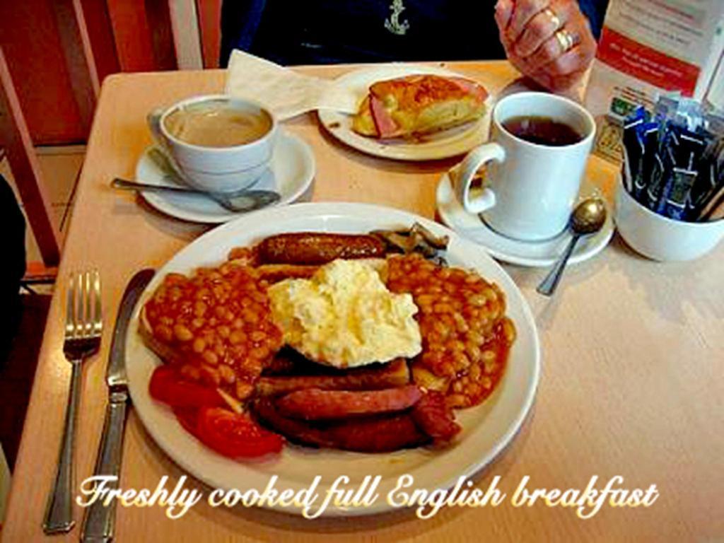 Surbiton Broadway Lodge Bed And Breakfast מראה חיצוני תמונה