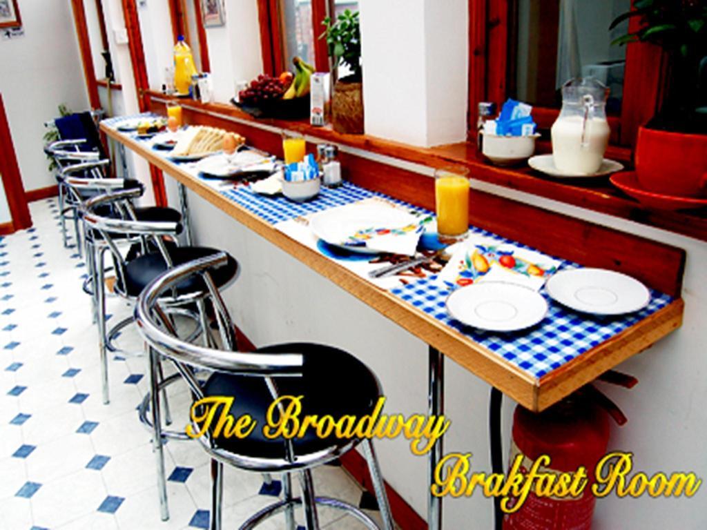 Surbiton Broadway Lodge Bed And Breakfast מראה חיצוני תמונה